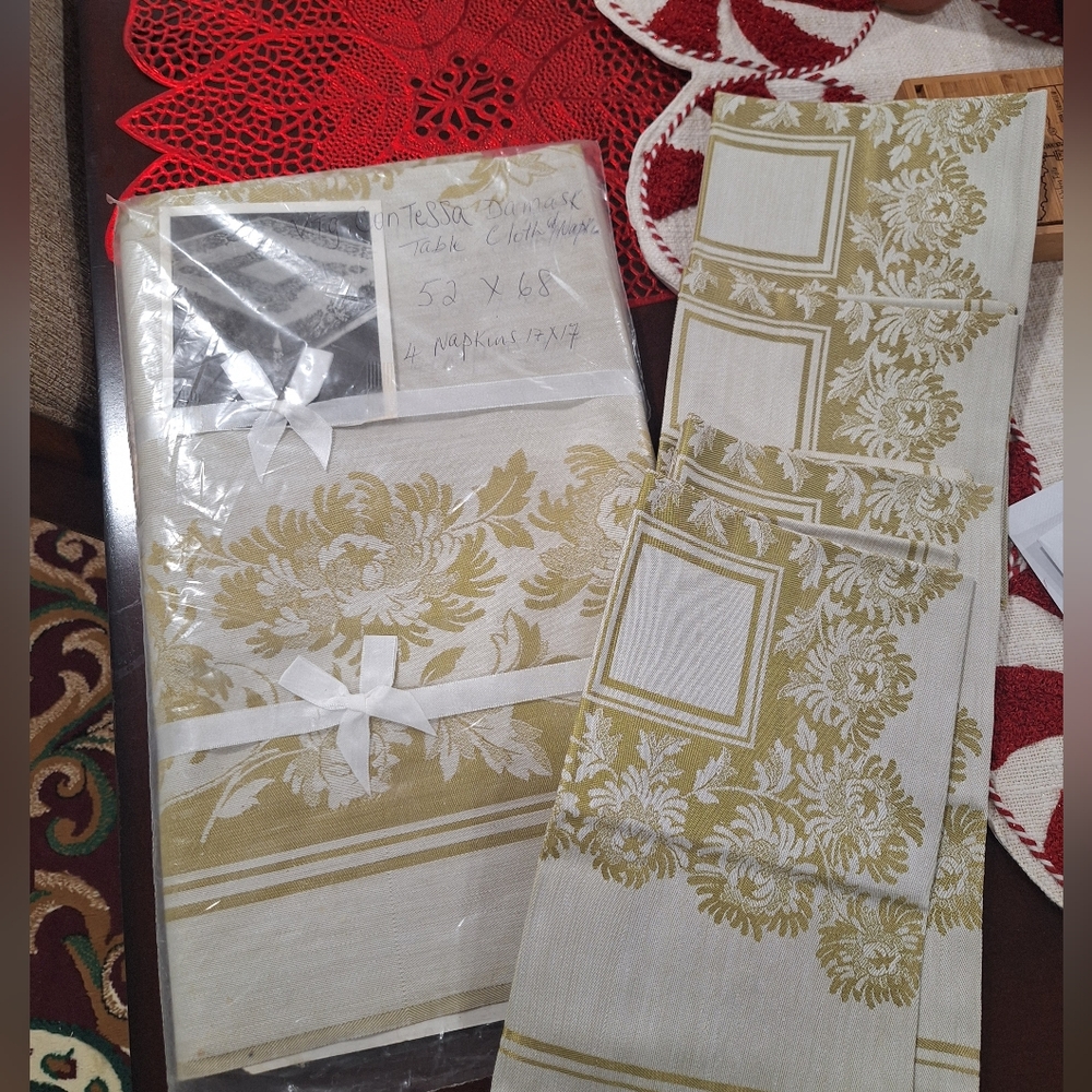 Vintage Contessa Damask Tablecloth and Napkins Set
